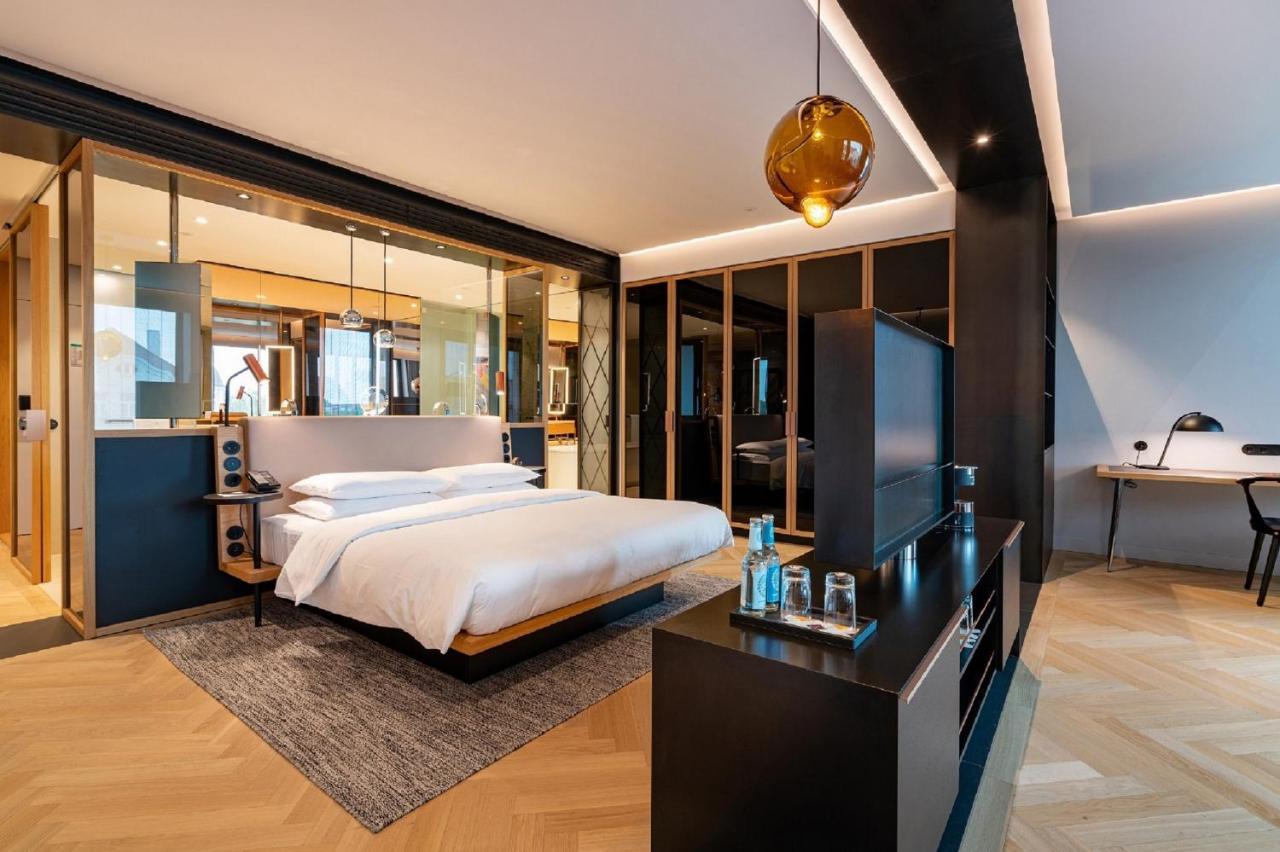 Hotel Andaz Munich Schwabinger Tor, By Hyatt Esterno foto A bedroom at the hotel