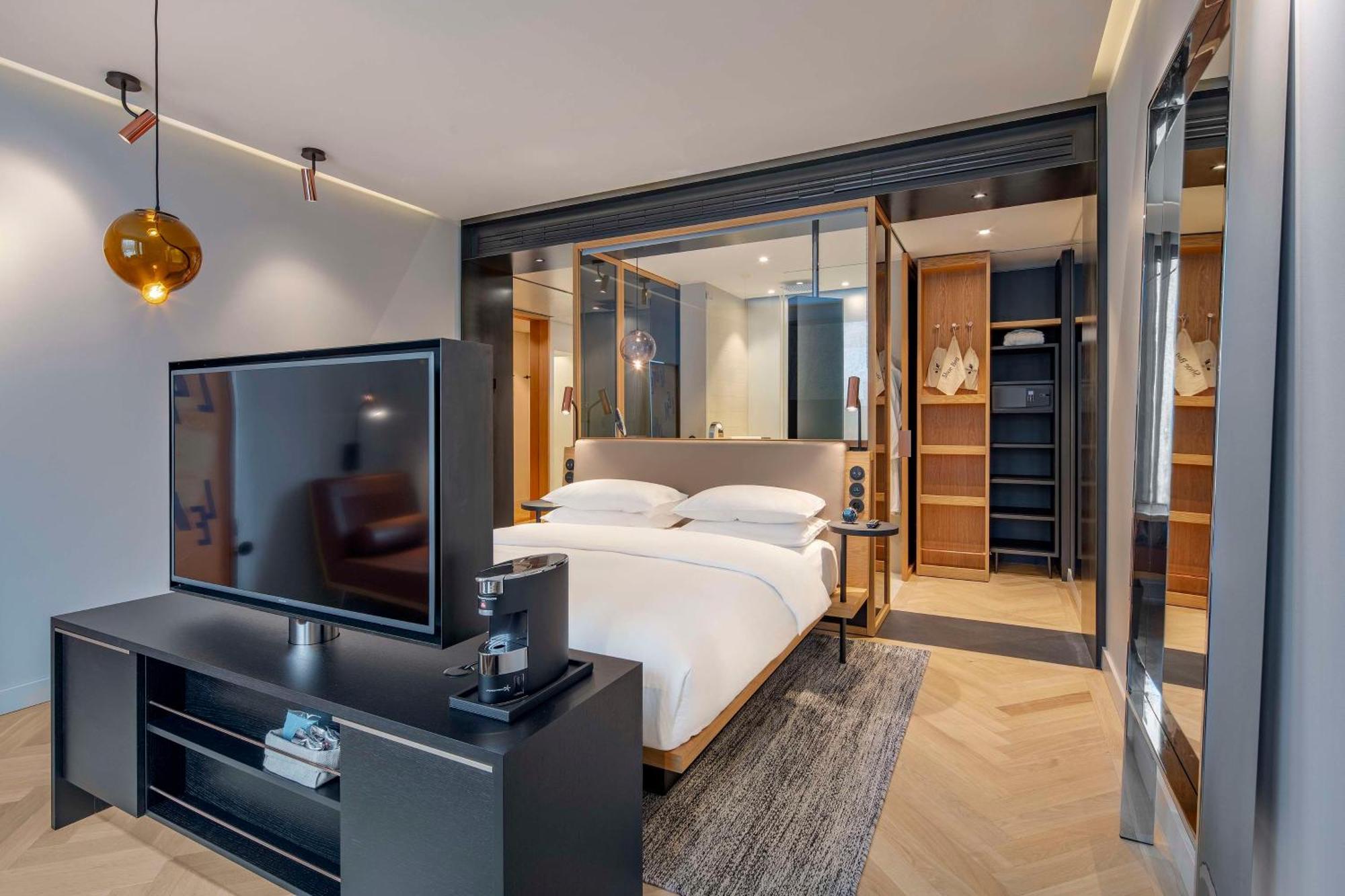 Hotel Andaz Munich Schwabinger Tor, By Hyatt Esterno foto A bedroom at the hotel