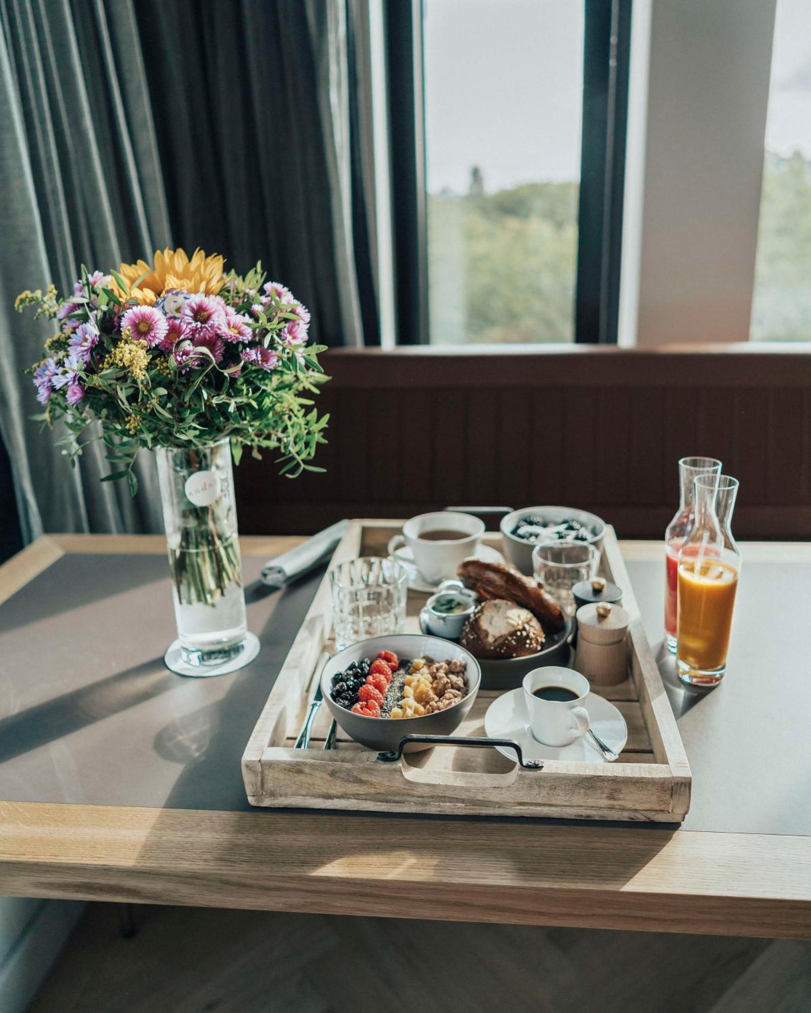Hotel Andaz Munich Schwabinger Tor, By Hyatt Esterno foto Room service