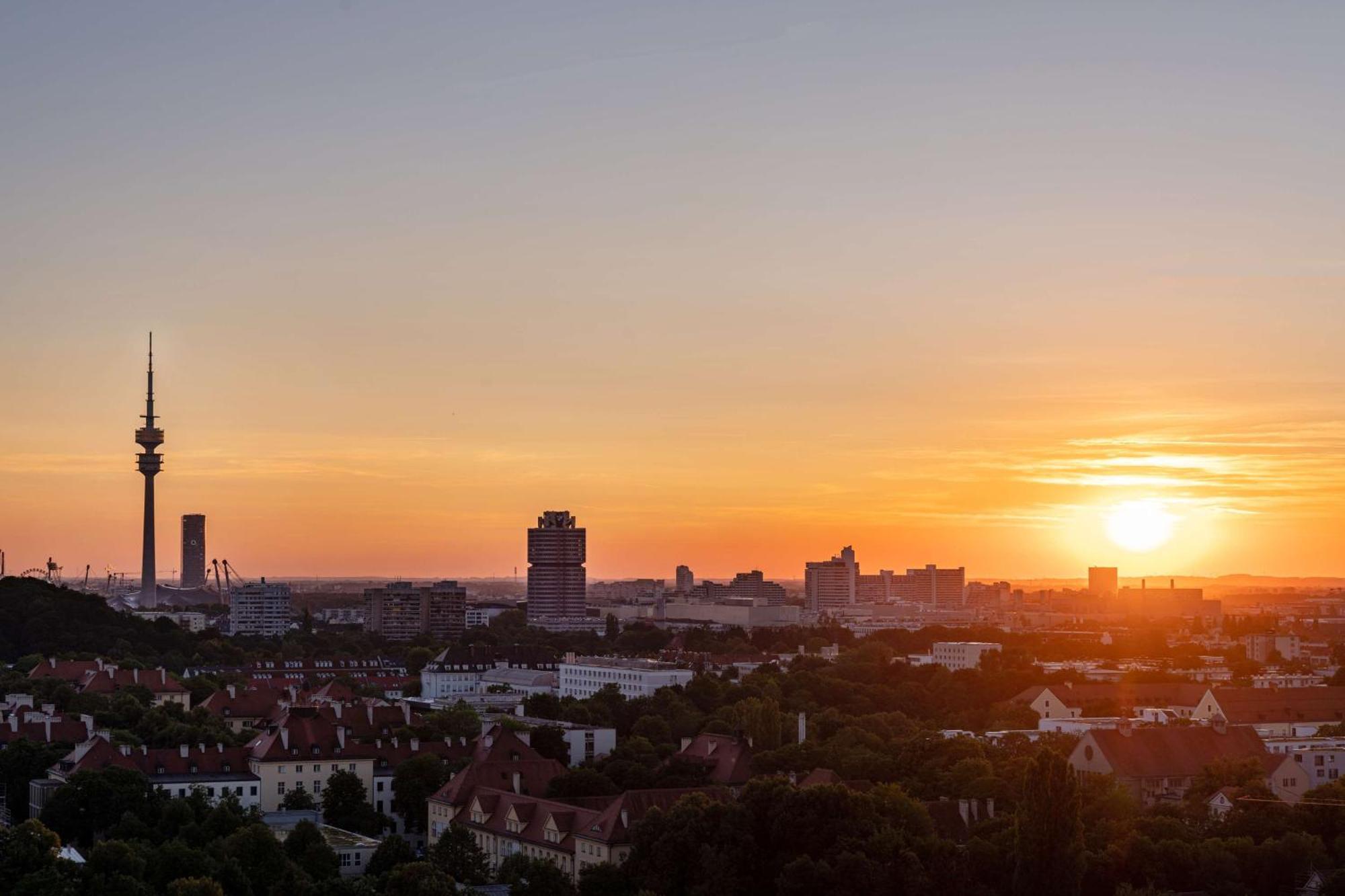 Hotel Andaz Munich Schwabinger Tor, By Hyatt Esterno foto Sunset over Stuttgart