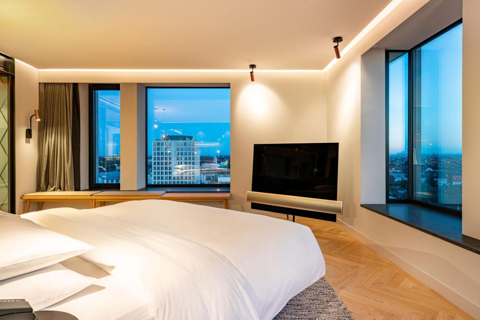 Hotel Andaz Munich Schwabinger Tor, By Hyatt Esterno foto A bedroom at the hotel