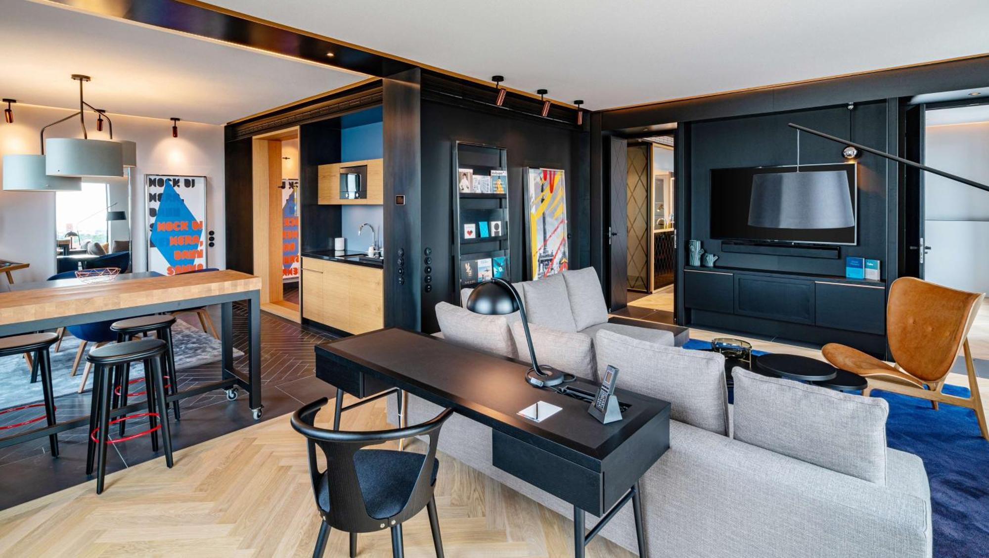 Hotel Andaz Munich Schwabinger Tor, By Hyatt Esterno foto The interior of a suite at the hotel