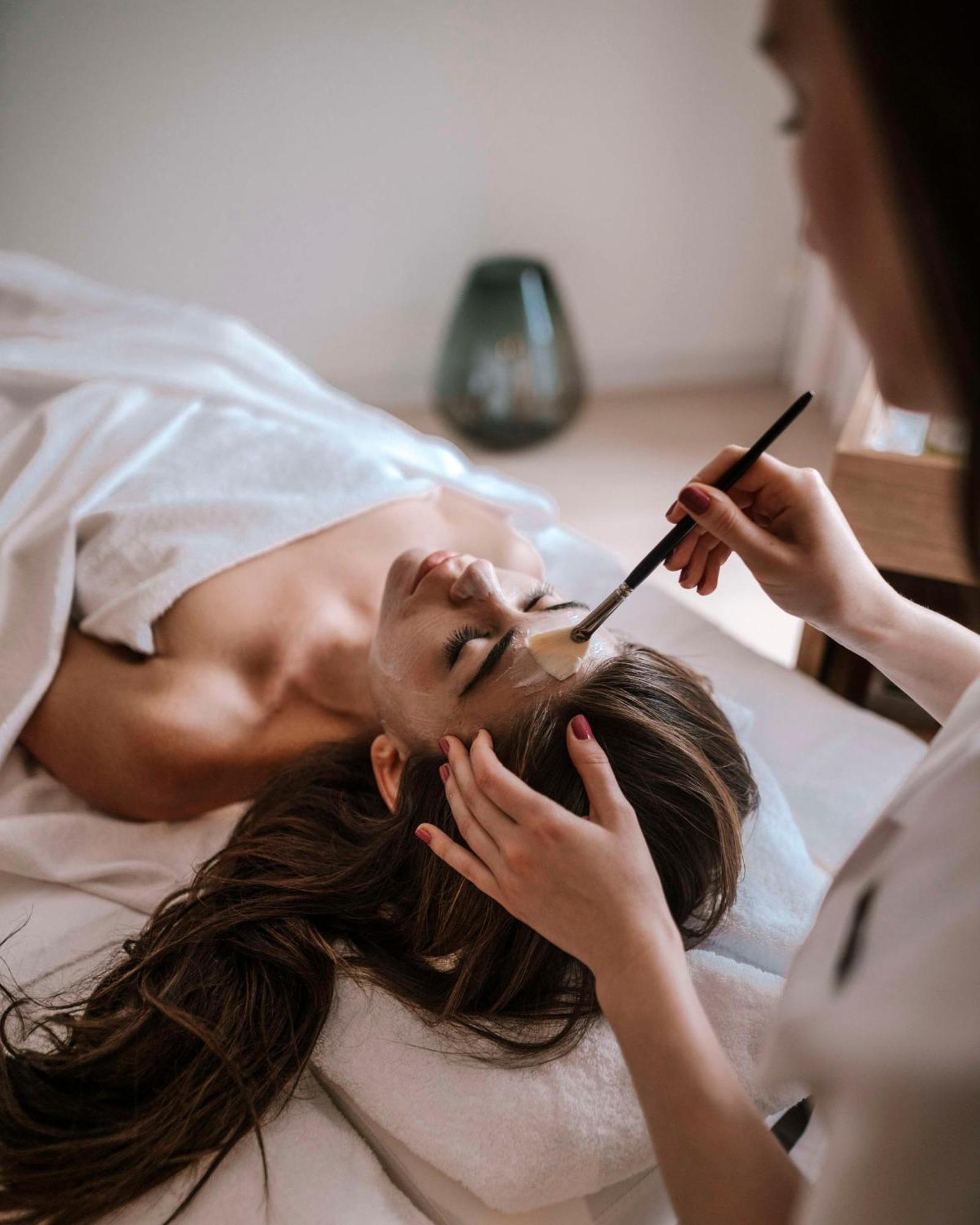 Hotel Andaz Munich Schwabinger Tor, By Hyatt Esterno foto A woman receiving a facial treatment