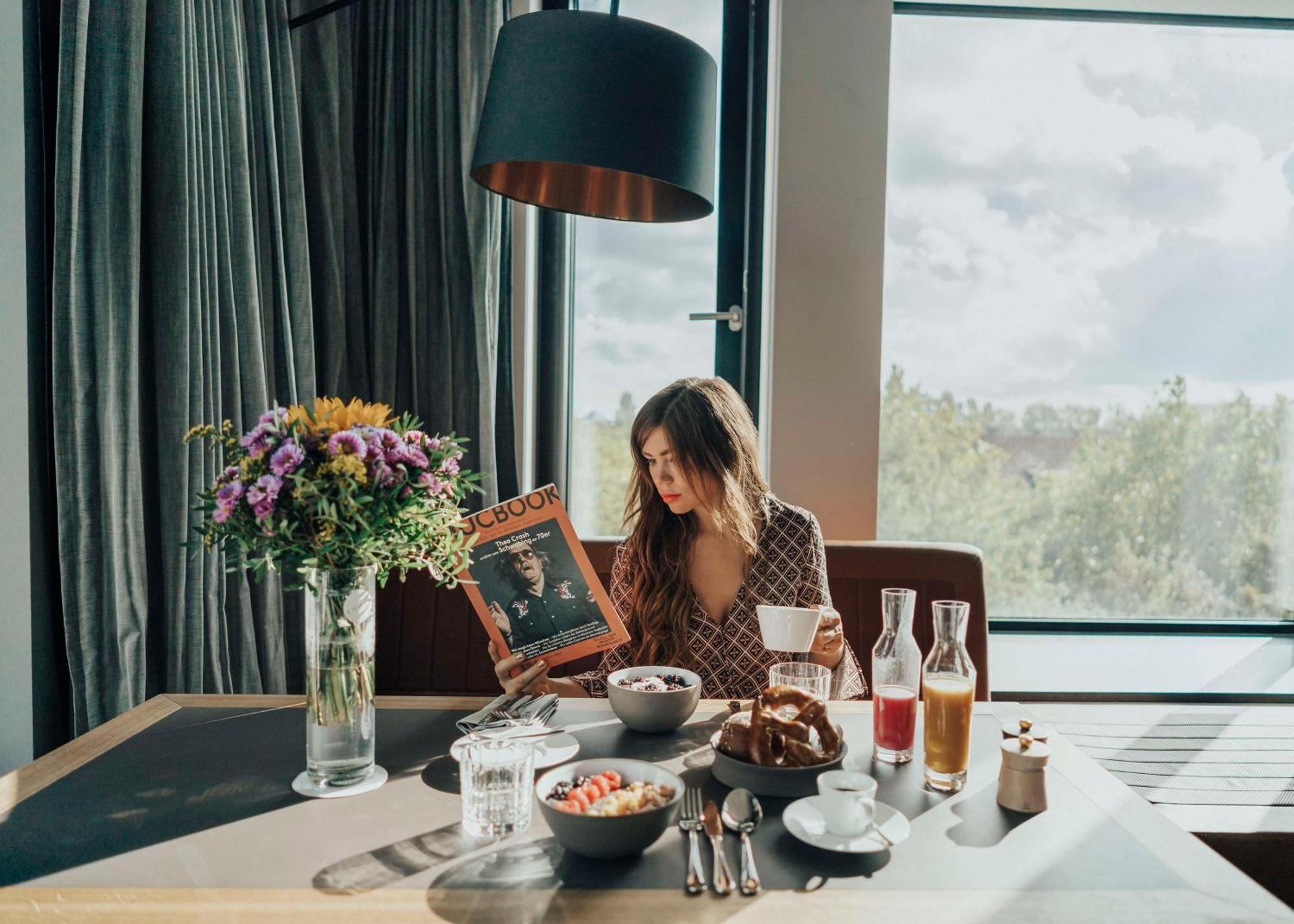 Hotel Andaz Munich Schwabinger Tor, By Hyatt Esterno foto A woman reading a magazine