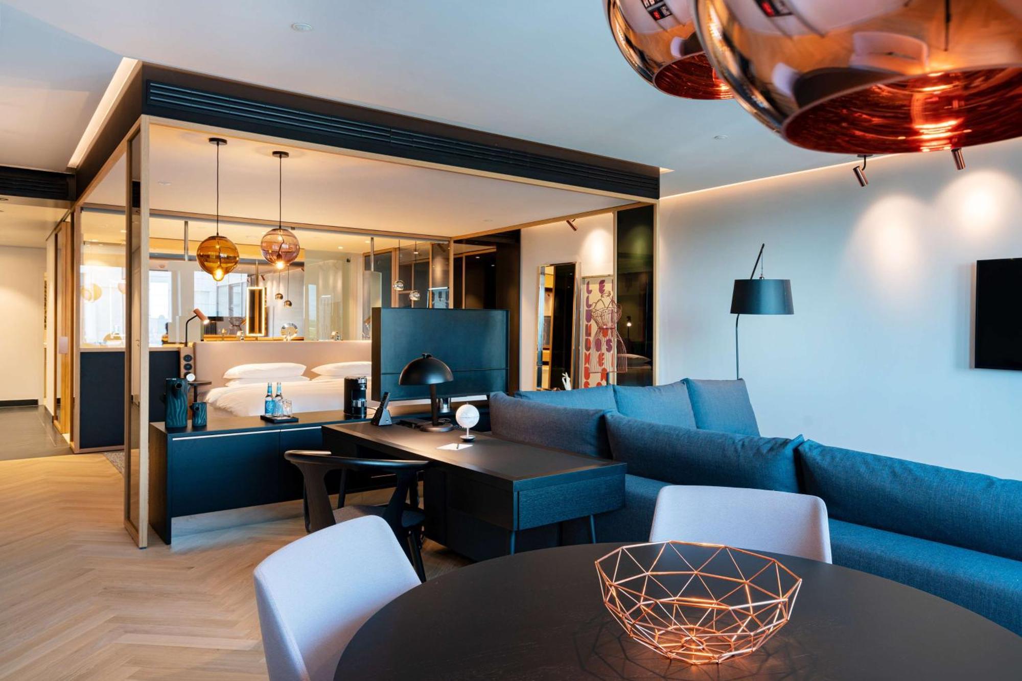 Hotel Andaz Munich Schwabinger Tor, By Hyatt Esterno foto The interior of a suite at the hotel