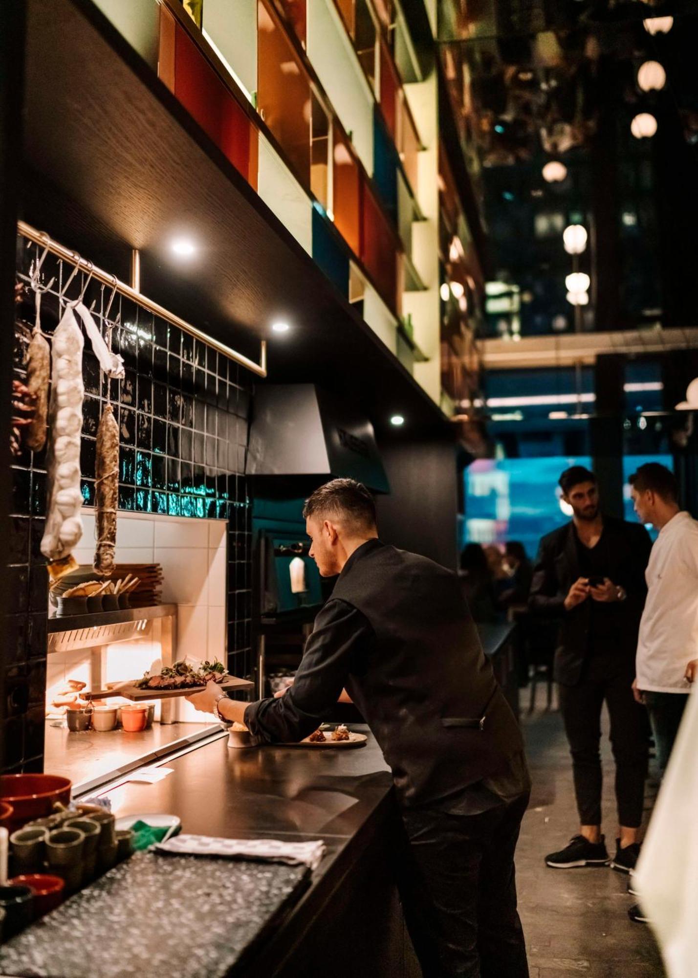 Hotel Andaz Munich Schwabinger Tor, By Hyatt Esterno foto Chef preparing food at a restaurant