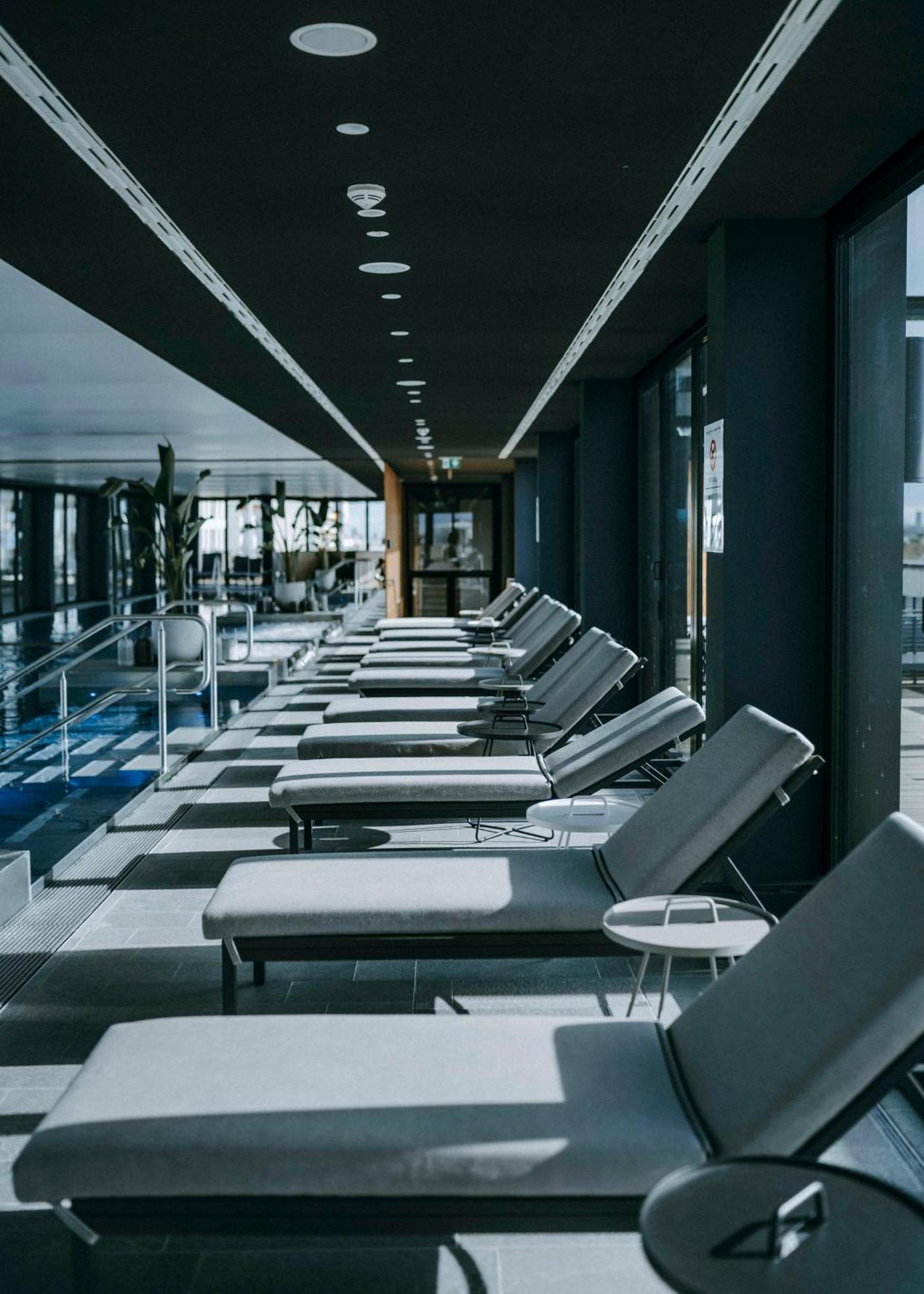 Hotel Andaz Munich Schwabinger Tor, By Hyatt Esterno foto The pool at the 1018