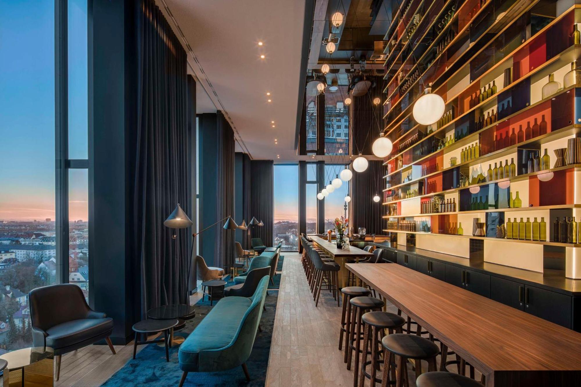 Hotel Andaz Munich Schwabinger Tor, By Hyatt Esterno foto The bar at the 101 Skybar