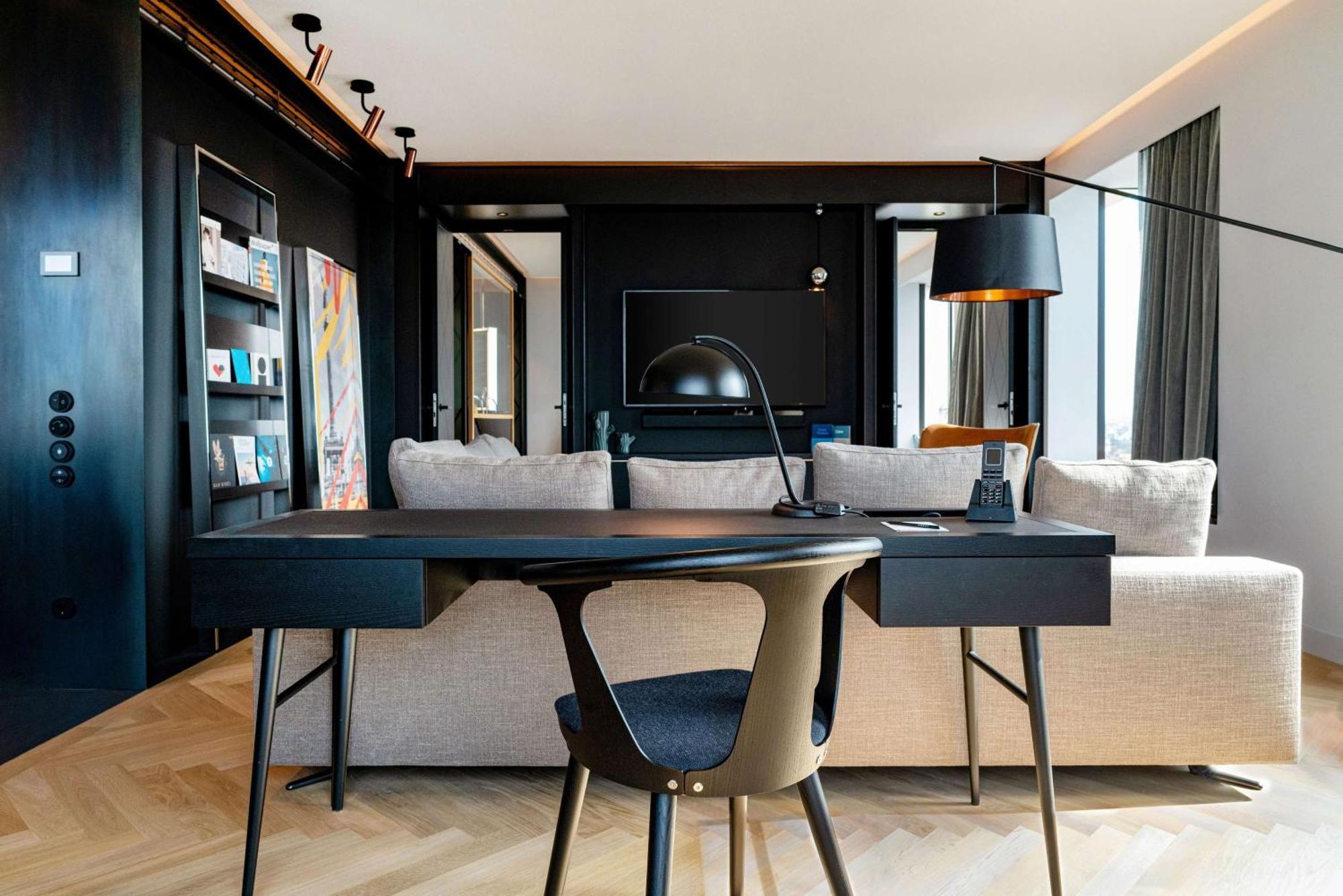 Hotel Andaz Munich Schwabinger Tor, By Hyatt Esterno foto The interior of a suite at the hotel