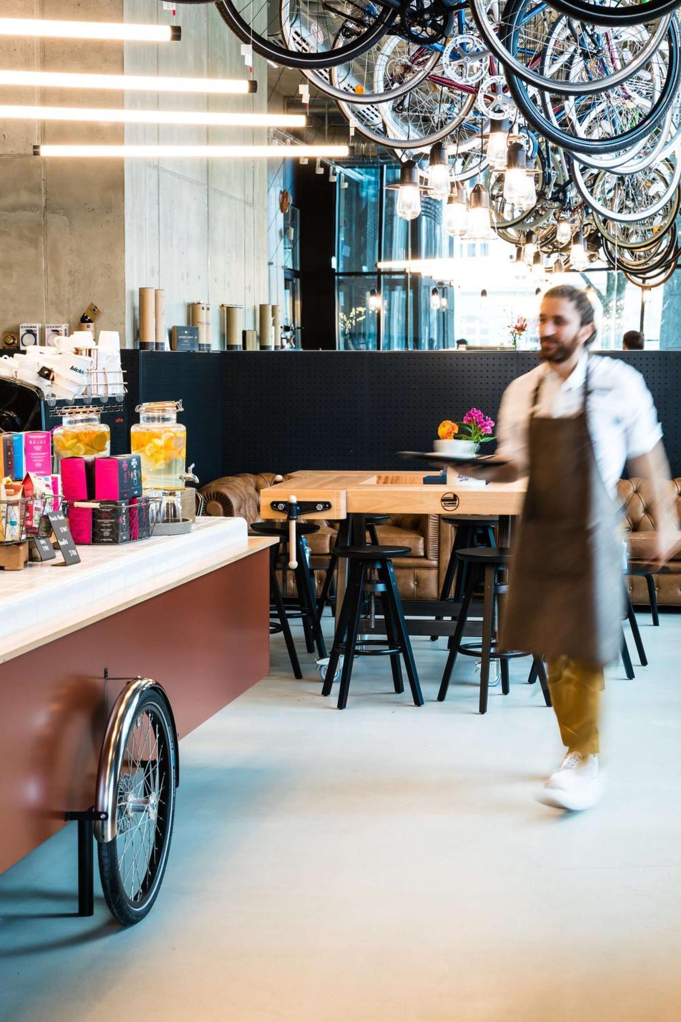 Hotel Andaz Munich Schwabinger Tor, By Hyatt Esterno foto A barista working at a coffee shop