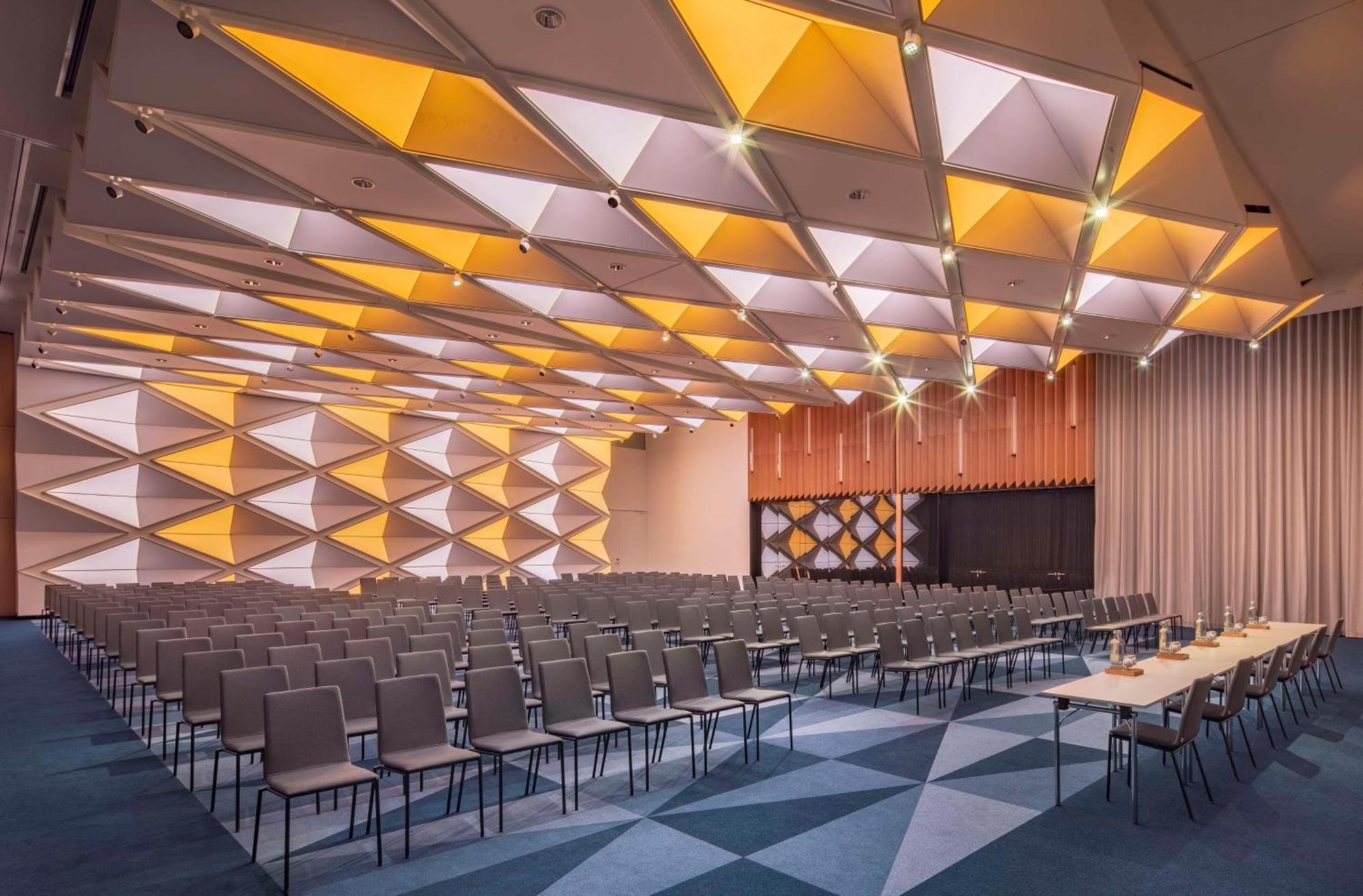 Hotel Andaz Munich Schwabinger Tor, By Hyatt Esterno foto The interior of the conference centre