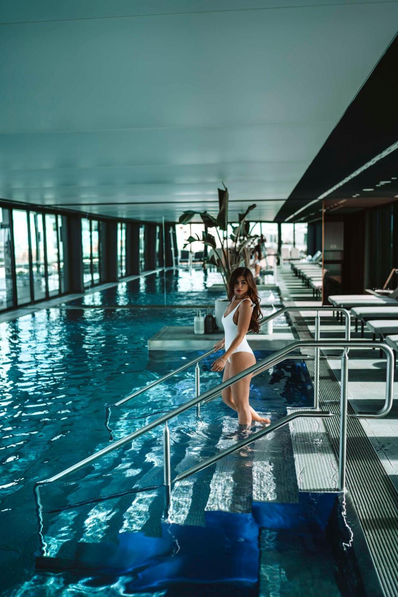 Hotel Andaz Munich Schwabinger Tor, By Hyatt Esterno foto The swimming pool at the hotel