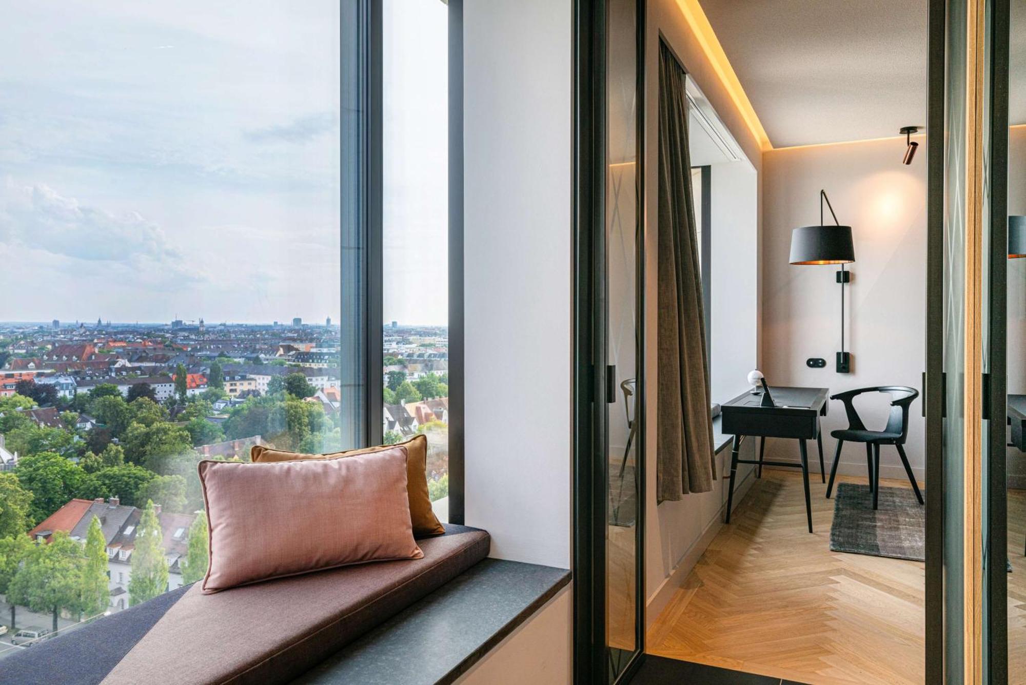 Hotel Andaz Munich Schwabinger Tor, By Hyatt Esterno foto A view of the living room from the balcony